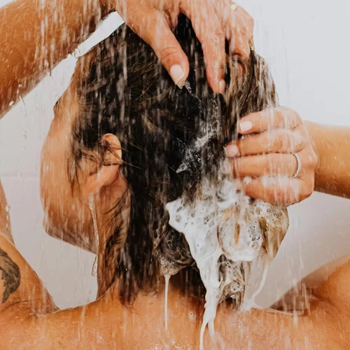 Αδύναμα και αραιά μαλλιά; Τα σαμπουάν που ΔΕΝ πρέπει να χρησιμοποιείς