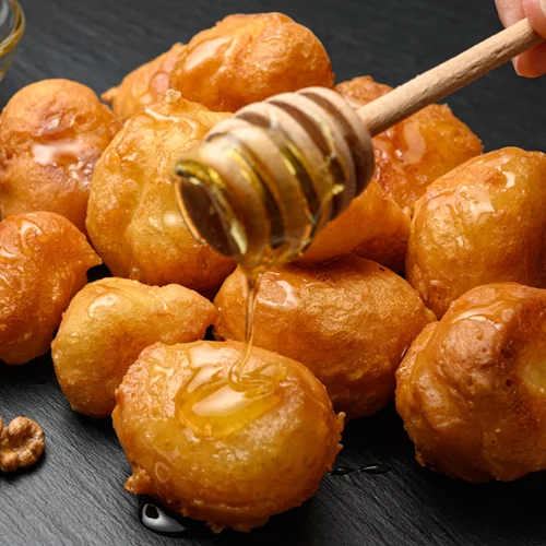 Λατρεύεις τους λουκουμάδες; Tώρα μπορείς να τους φτιάξεις με μόνο 2 υλικά!