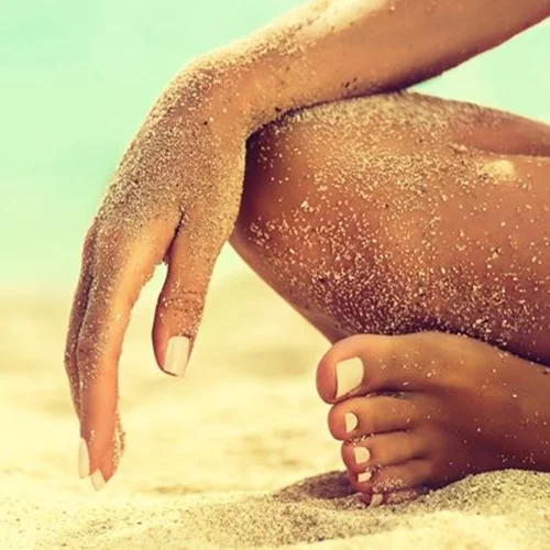 Trending now: Το πιο καλοκαιρινό χρώμα που θα δείξει υπέροχο στο μανικιούρ - πεντικιούρ του Αυγούστου