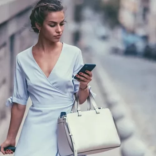 5 beauty items που κάθε "it" girl θα έχει στη βαλίτσα των διακοπών φέτος