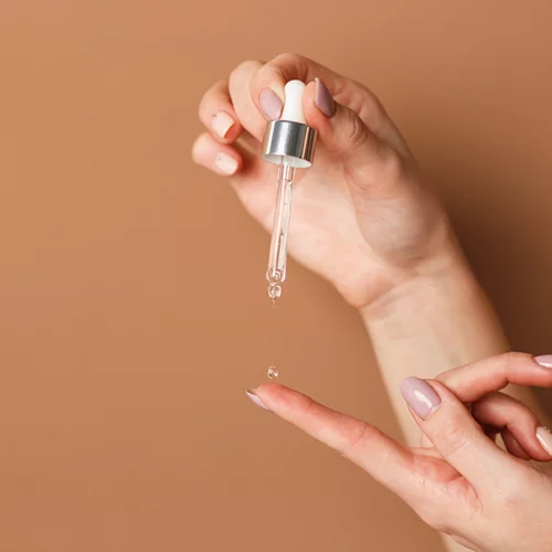 Πώς χρησιμοποιείται το serum; Το χρειάζεσαι; Πρέπει να έχει υαλουρονικό οξύ;