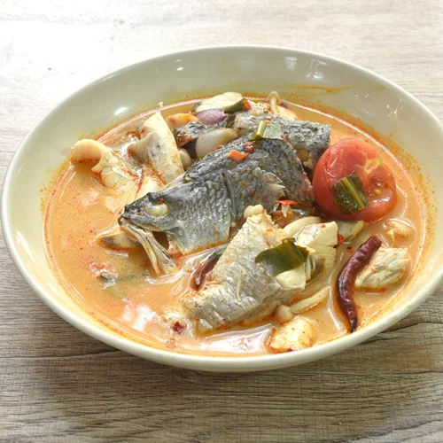 Κόκαλο ψαριού στον λαιμό: Οι πιο επικίνδυνες επιπλοκές και γιατί δεν πρέπει να το "σπρώχνεις" με ψωμί