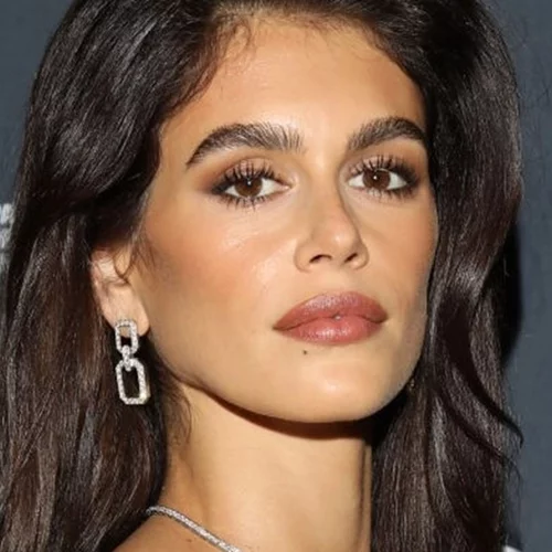 Πλαϊνή φράντζα: Το σέξι hair trend του 2005 επανέρχεται δριμύτερο φέτος