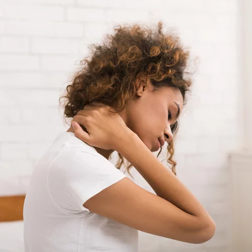 Αυχενικό σύνδρομο: Οι κακές συνήθειες που το προκαλούν και πώς θα το αποφύγεις