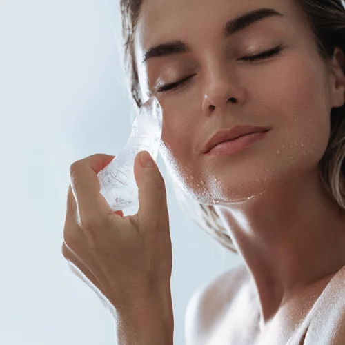 Skin Icing: Παγάκι στο πρόσωπο – Τελικά κάνει θαύματα ή είναι απλώς ένα viral trend;