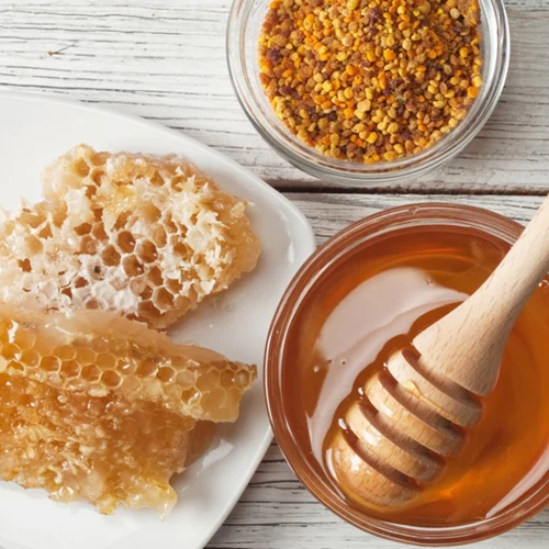 Ποια είναι τα οφέλη της πρόπολης; Όλα όσα πρέπει να ξέρεις για τον "θησαυρό" που δημιουργούν οι μέλισσες