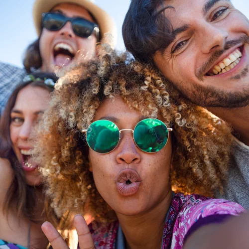 Νιώθεις ότι δεν έχεις πολλούς φίλους; Ποιος είναι ο ιδανικός αριθμός σύμφωνα με τους ειδικούς;