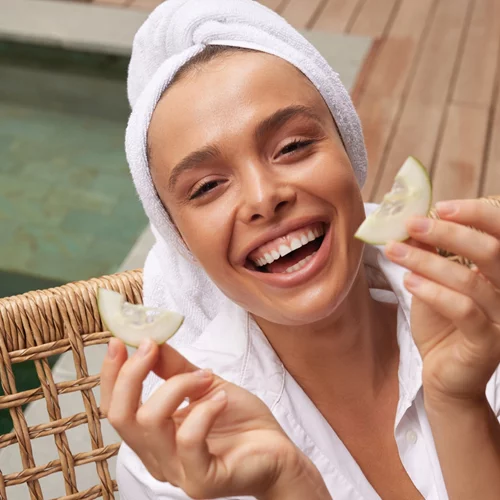 Ξέχνα το botox: Αυτές οι καθημερινές τροφές θα σε κάνουν να δείχνεις χρόνια νεότερη