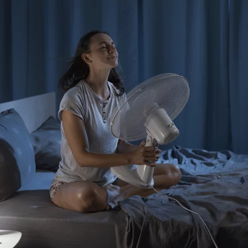 Ύπνος με ανεμιστήρα: Είναι μια ασφαλής συνήθεια για τα ζεστά καλοκαιρινά βράδια;