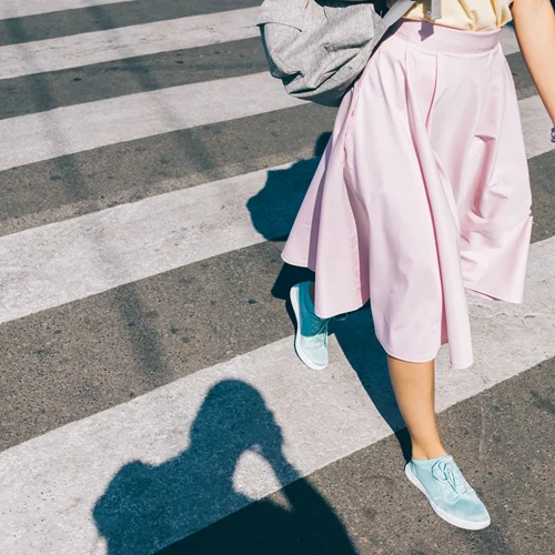 Τα looks που μπορείς να κάνεις με μια φούστα μέχρι να μπει το φθινόπωρο