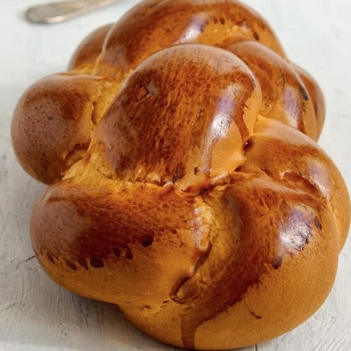 Πασχαλινά ζυμώματα: Τρεις συνταγές για τσουρέκι και κουλουράκια