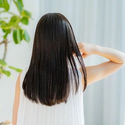 Ζιγκ-ζαγκ scalp massage: Το viral scalp massage που υπόσχεται λιγότερη τριχόπτωση