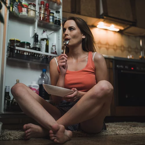 Ξυπνάς πεινασμένη μέσα στη νύχτα; Οι ειδικοί εξηγούν το γιατί και πώς να το διορθώσεις