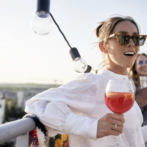 Πώς να βγαίνεις χωρίς hangover: Τα Gen Z hacks που θα σου αλλάξουν τη ζωή