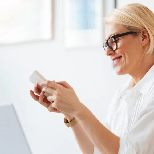 Μετά τα 50: Το απρόσμενο όφελος ψυχικής υγείας από την πρεσβυωπία