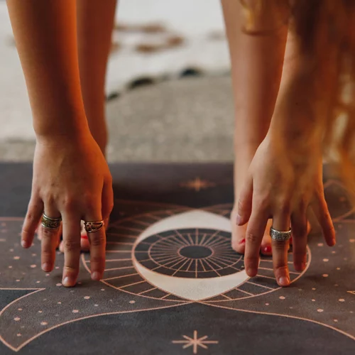 Υοga: Η στάση που σφίγγει τους γλουτούς και μας κάνει πιο έξυπνους, μέσα σε 30 λεπτά