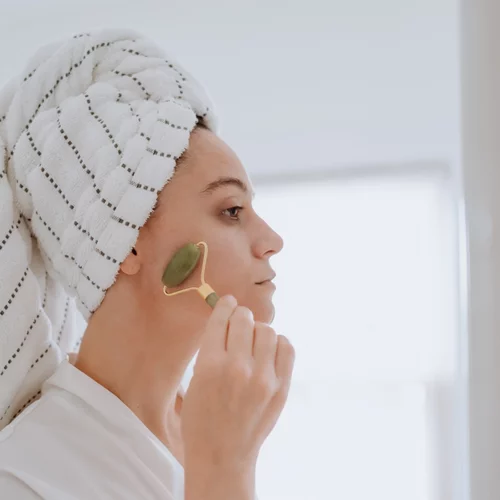 Μασάζ προσώπου: Πώς θα το κάνεις σωστά χρησιμοποιώντας jade roller