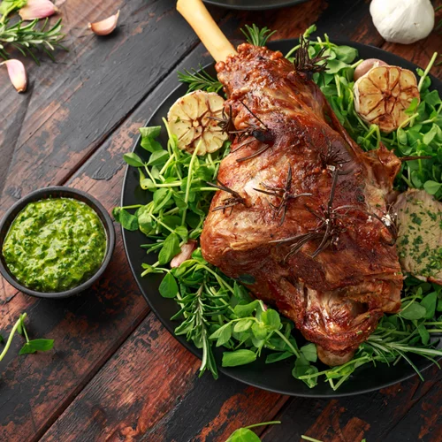 Συνταγή για αρνάκι σιγοψημένο με τζίντζερ και τσάτνι μέντας