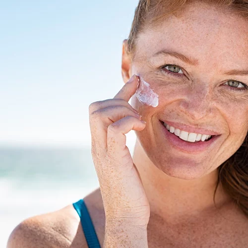 Οι 7 πιο συχνές ερωτήσεις για τα αντηλιακά παίρνουν -επιτέλους- απάντηση