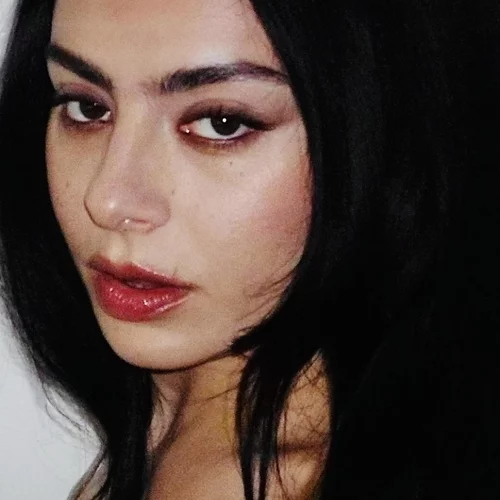 Τι είναι το Brat Girl Summer trend για το οποίο μιλάνε όλοι;