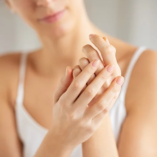 Πρησμένα δάχτυλα από ζέστη; 5 αποτελεσματικοί τρόποι για να ανακουφιστείς άμεσα!