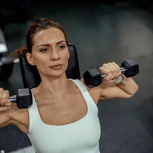 Λίγα βάρη και πολλές επαναλήψεις: Χτίζεις τελικά μυς με αυτόν τον τρόπο ή όχι;