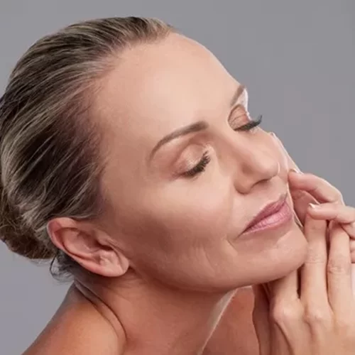 Κηλίδες, δυσχρωμίες, σημάδια: Το συστατικό που τα αντιμετωπίζει άμεσα κι αποτελεσματικά