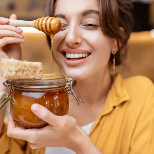 Μέλι στα μαλλιά και στην επιδερμίδα (μάθαμε συνταγή ακόμα και για ραγάδες)