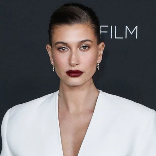 Hailey Bieber: 5 σκούρα κραγιόν για να αντιγράψεις τα "vampy lips" του μοντέλου