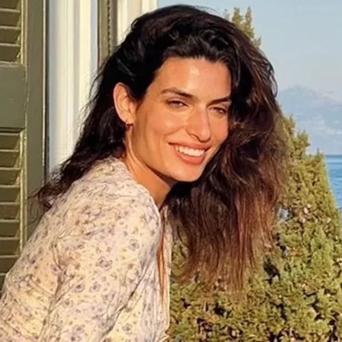 Σπαστά μαλλιά: 10 καλοκαιρινά χτενίσματα της Τόνιας Σωτηροπούλου που πρέπει να αντιγράψεις σήμερα κιόλας