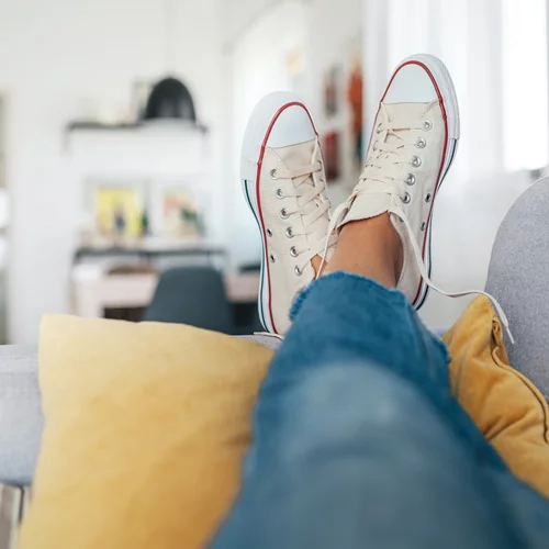 Φοράς τα παπούτσια μέσα στο σπίτι; Μπορεί η συνήθεια αυτή να βλάπτει την υγεία σου;