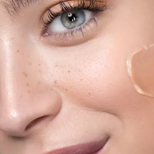 O ευρηματικός τρόπος εφαρμογής του foundation που έχει γίνει viral στο Tik Tok