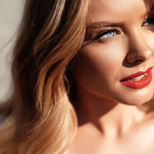 Τα κραγιόν με υαλουρονικό οξύ για ενυδάτωση και σταθερό χρώμα είναι το νέο trend στο μακιγιάζ φέτος