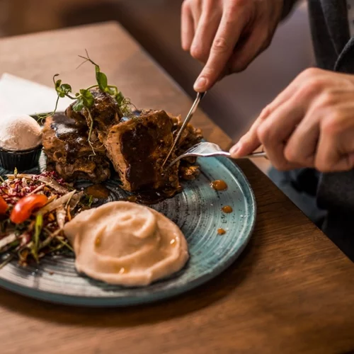 Ένα μικρό (αλλά σημαντικό) trick για να τρως λιγότερο το βράδυ