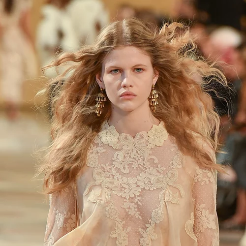 Tα καλύτερα leave-in conditioners για ενυδάτωση και εύκολο ξεμπέρδεμα στα μαλλιά