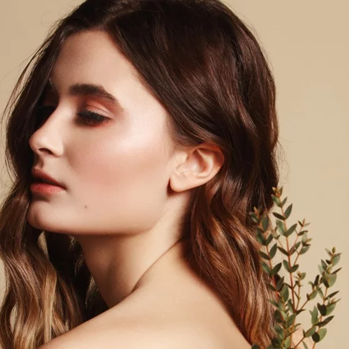 Τα ανοιξιάτικα χρώματα στο μακιγιάζ που θα σου φτιάξουν τη διάθεση