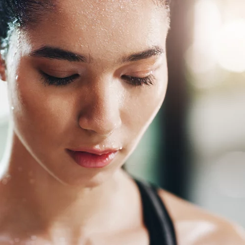 Ιδρώτας και σπυράκια: Πώς θα απαλλαγείς με τις συμβουλές του δερματολόγου