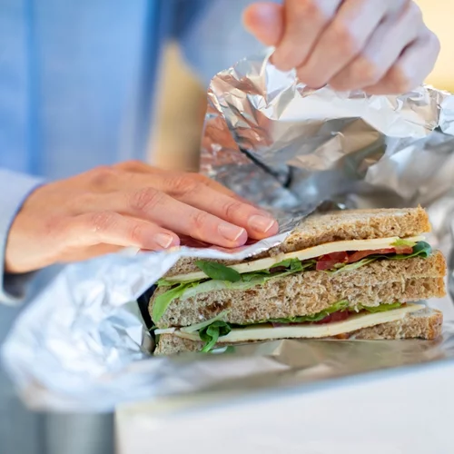 Γιατί ΔΕΝ πρέπει να χρησιμοποιείς αλουμινόχαρτο για τα περισσεύματα φαγητού;