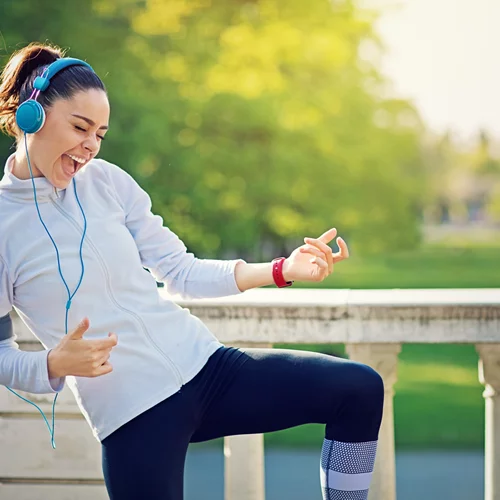 Οι επιστήμονες λένε ότι αυτή είναι η καλύτερη λίστα τραγουδιών για να ακούς όταν κάνεις αερόβια
