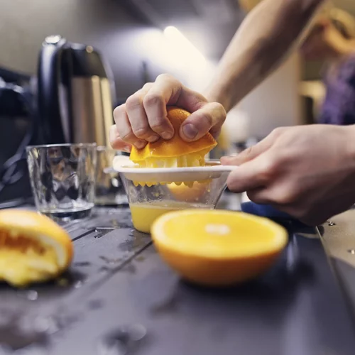 Νέα έρευνα: Το εκπληκτικό όφελος του χυμού πορτοκαλιού εκτός από τη βιταμίνη C