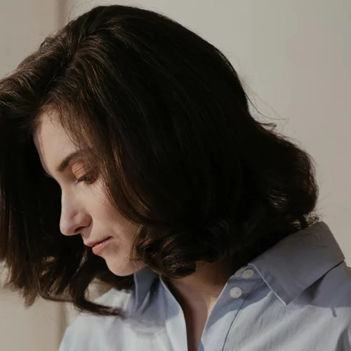 3 χρώματα μαλλιών που αναδεικνύουν τα κοντά καρέ κουρέματα