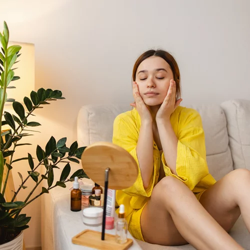 Το skincare trick που θα σε κάνει να ξυπνάς με φυσική λάμψη κάθε πρωί