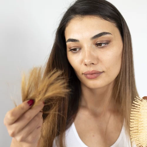 Έχεις τριχόπτωση; 6 συμπληρωματικές κινήσεις που θα σώσουν τα μαλλιά σου