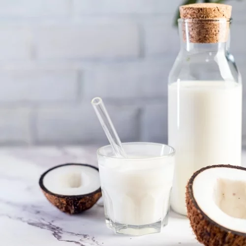 Γάλα καρύδας: Τα οφέλη και όλα τα θρεπτικά στοιχεία του φυτικού "γάλατος"