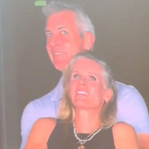 Σκάνδαλο της Kiss Cam: Μήπως τελικά το ζευγάρι ήθελε να αποκαλυφθεί; - Τι λέει ψυχολόγος