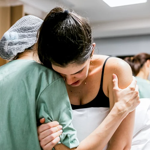 Φόβος για τον τοκετό; 2 παράγοντες που βοηθούν τις γυναίκες να γεννούν με σιγουριά