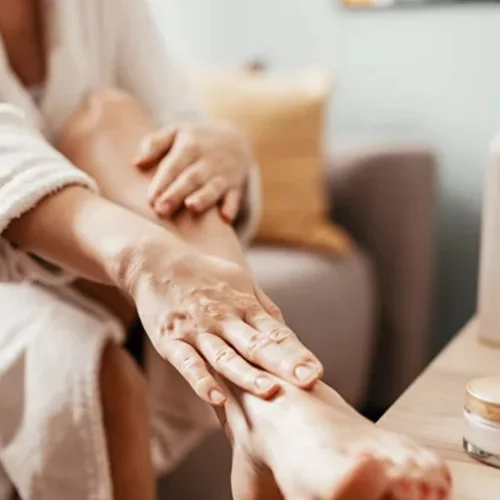 Πώς να αποκτήσεις λεία, απαλά πέλματα με 4 απλές κινήσεις