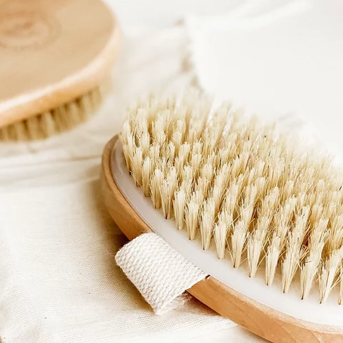 Μπορεί το dry brushing να ωφελήσει την επιδερμίδα σου όντως;