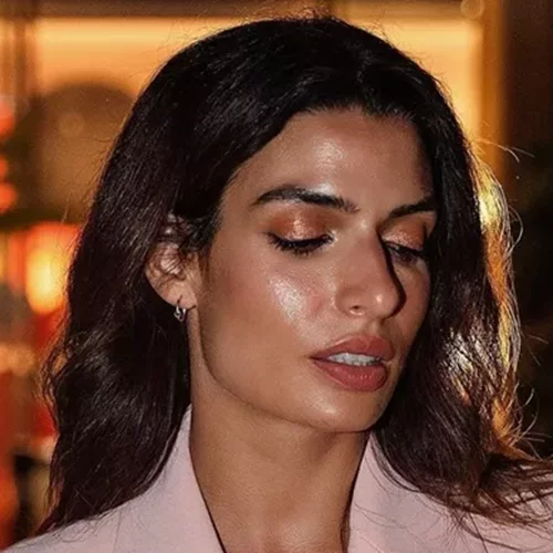 Η Τόνια Σωτηροπούλου φόρεσε το χρώμα σκιάς που κολακεύει όλες τις καστανομάτες