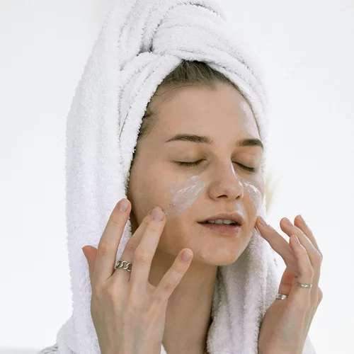 Μην την αμελείς: Η εβδομαδιαία συνήθεια που κάνει την επιδερμίδα πιο απαλή από ποτέ
